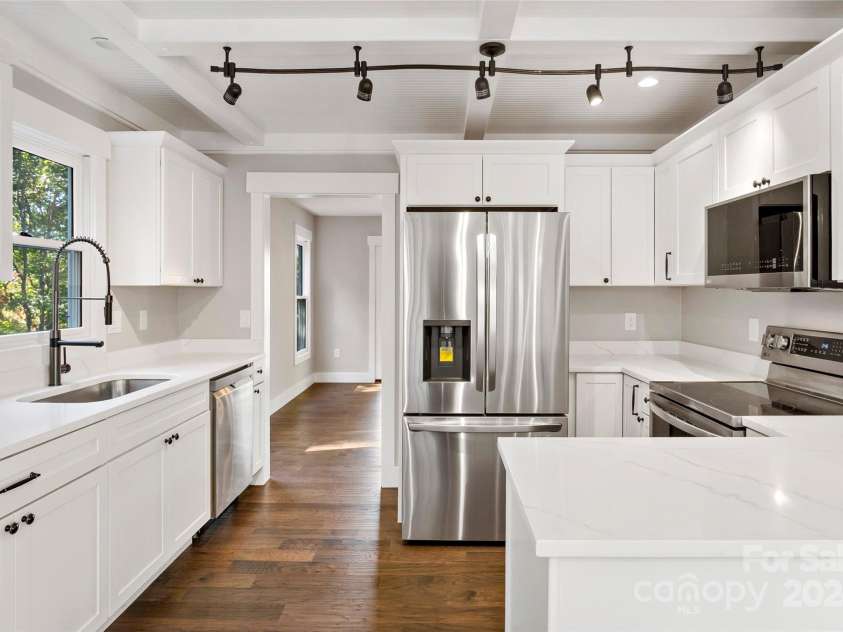 8 Tree Top Place, Black Mountain, NC 28711.  MLS# CAR4193609, YatesRealty ID 7161. Brand new kitchen