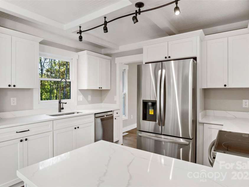 8 Tree Top Place, Black Mountain, NC 28711.  MLS# CAR4193609, YatesRealty ID 7161. Brand new kitchen