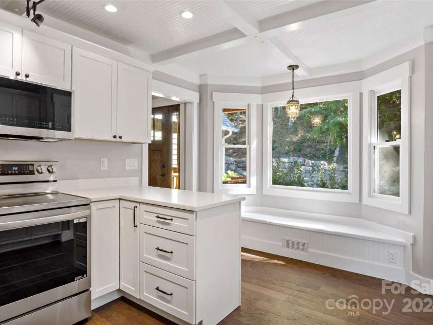 8 Tree Top Place, Black Mountain, NC 28711.  MLS# CAR4193609, YatesRealty ID 7161. Brand new kitchen w/ bay window