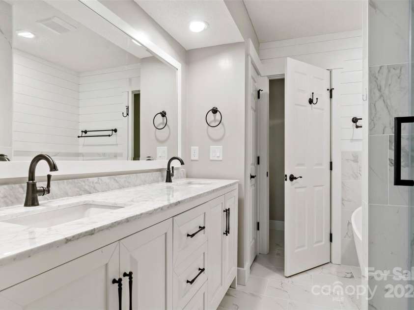 8 Tree Top Place, Black Mountain, NC 28711.  MLS# CAR4193609, YatesRealty ID 7161. Primary en suite bath w/ separate tub and shower