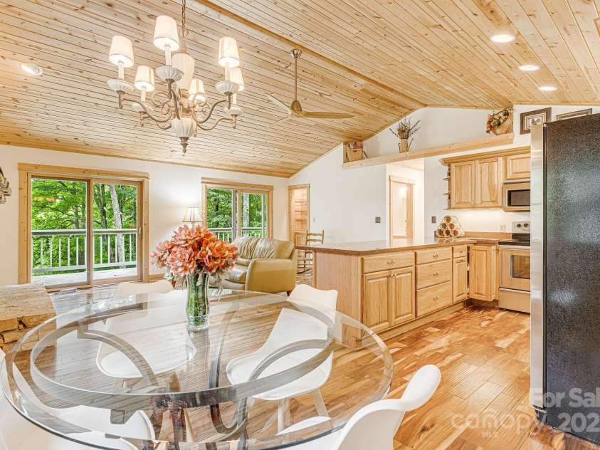 73 Oak Ridge Court, Mars Hill, NC 28754.  MLS# CAR4166537, YatesRealty ID 7165. Dining area