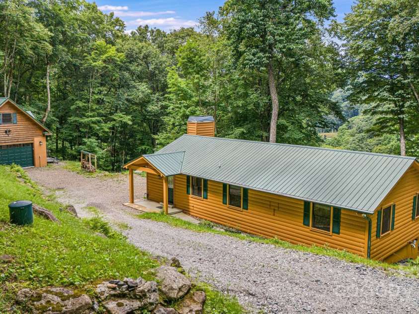 73 Oak Ridge Court, Mars Hill, NC 28754.  MLS# CAR4166537, YatesRealty ID 7165. Front yard.