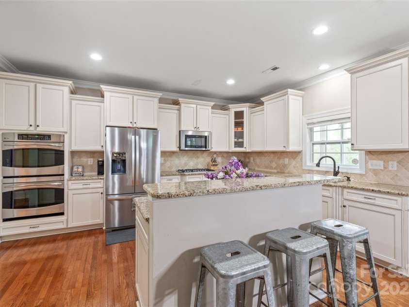 8905 Valleymoon Lane, Charlotte, NC 28214.  MLS# CAR4199406, YatesRealty ID 7165. Everything a home chef needs is here at your fingertips.