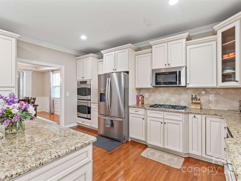 8905 Valleymoon Lane, Charlotte, NC 28214.  MLS# CAR4199406, YatesRealty ID 7165. Granite, double ovens and a large pantry...YES PLEASE.