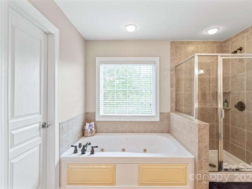 8905 Valleymoon Lane, Charlotte, NC 28214.  MLS# CAR4199406, YatesRealty ID 7165. Jetted tub and separate shower