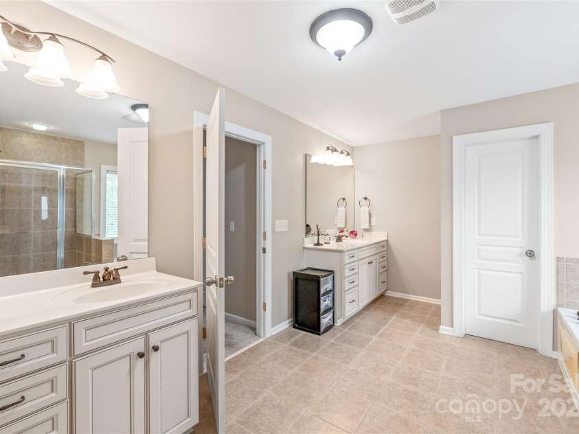 8905 Valleymoon Lane, Charlotte, NC 28214.  MLS# CAR4199406, YatesRealty ID 7165. Large dual vanities