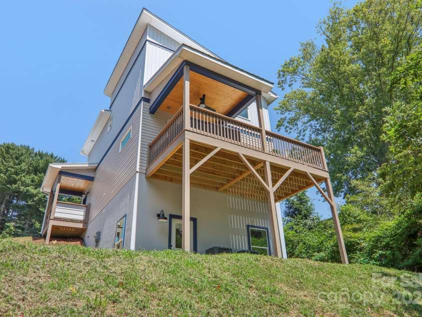6 Escondido Drive, Asheville, NC 28806.  MLS# CAR4172412, YatesRealty ID 7166. 