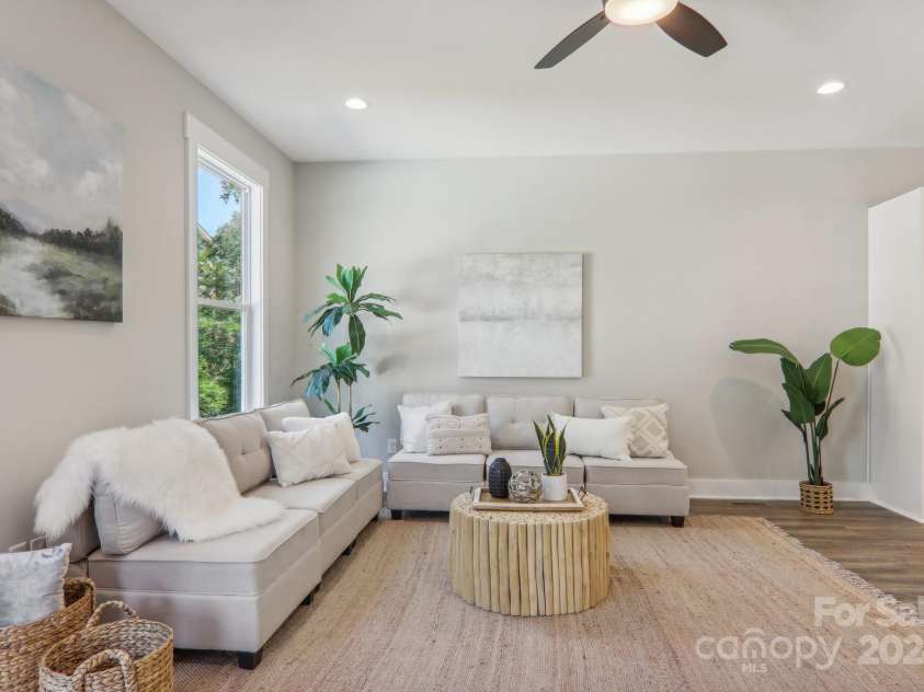 6 Escondido Drive, Asheville, NC 28806.  MLS# CAR4172412, YatesRealty ID 7166. 