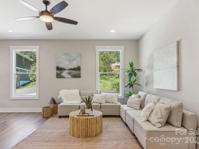 6 Escondido Drive, Asheville, NC 28806.  MLS# CAR4172412, YatesRealty ID 7166. 