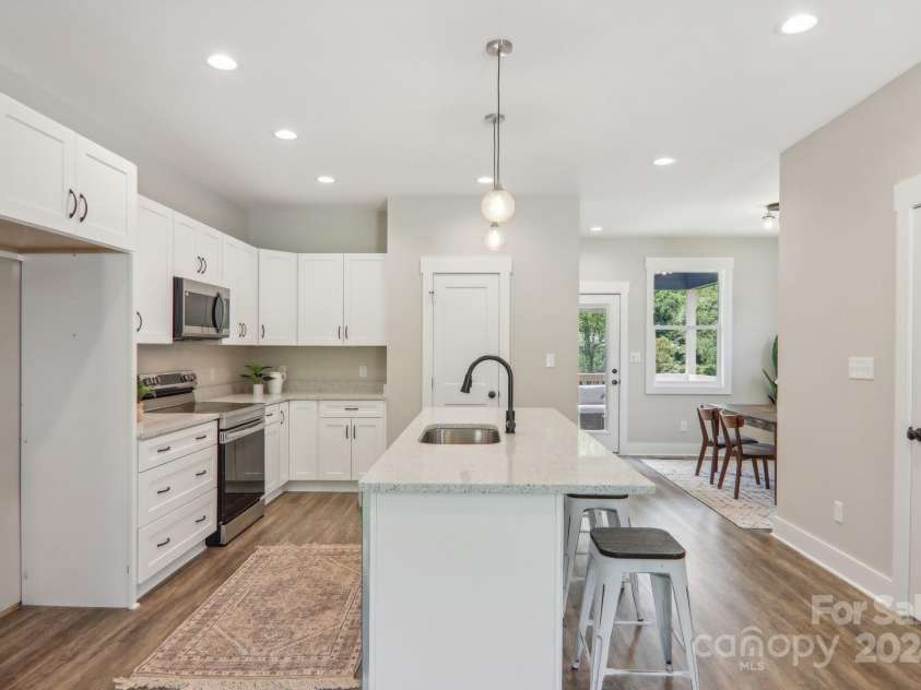 6 Escondido Drive, Asheville, NC 28806.  MLS# CAR4172412, YatesRealty ID 7166. 