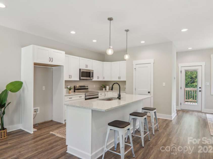 6 Escondido Drive, Asheville, NC 28806.  MLS# CAR4172412, YatesRealty ID 7166. 