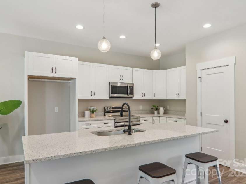 6 Escondido Drive, Asheville, NC 28806.  MLS# CAR4172412, YatesRealty ID 7166. 