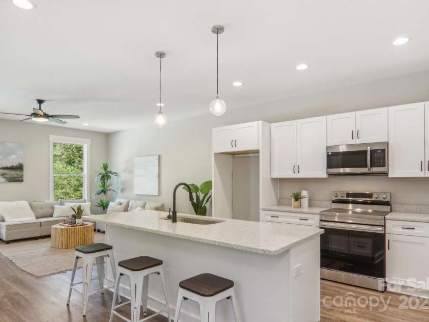 6 Escondido Drive, Asheville, NC 28806.  MLS# CAR4172412, YatesRealty ID 7166. 