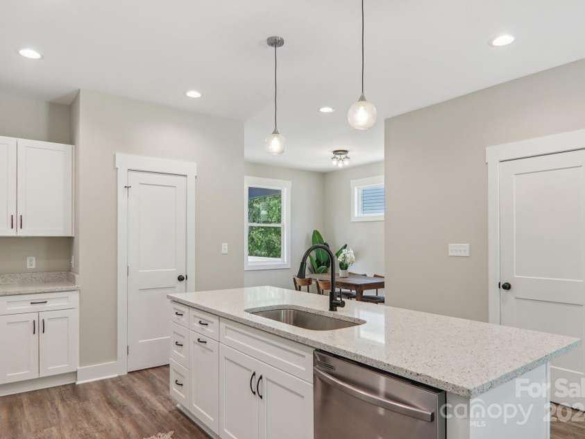 6 Escondido Drive, Asheville, NC 28806.  MLS# CAR4172412, YatesRealty ID 7166. 