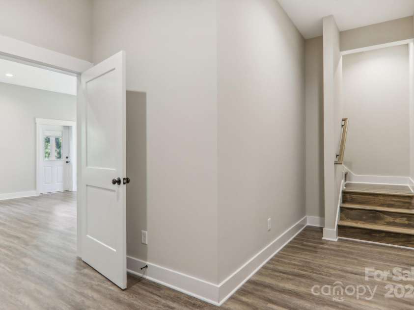 6 Escondido Drive, Asheville, NC 28806.  MLS# CAR4172412, YatesRealty ID 7166. 