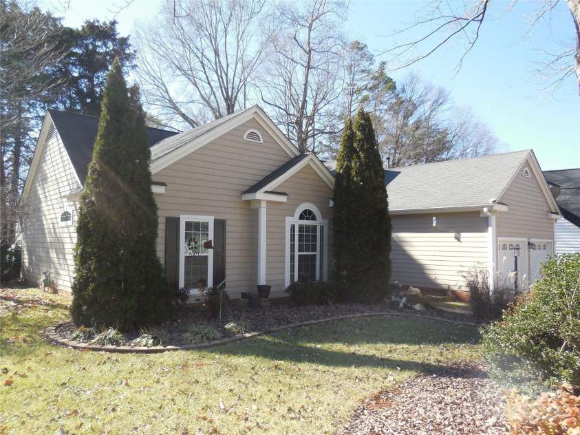 7201 Scarlet Runner Drive, Charlotte, NC 28215.  MLS# CAR4214914, YatesRealty ID 717. 