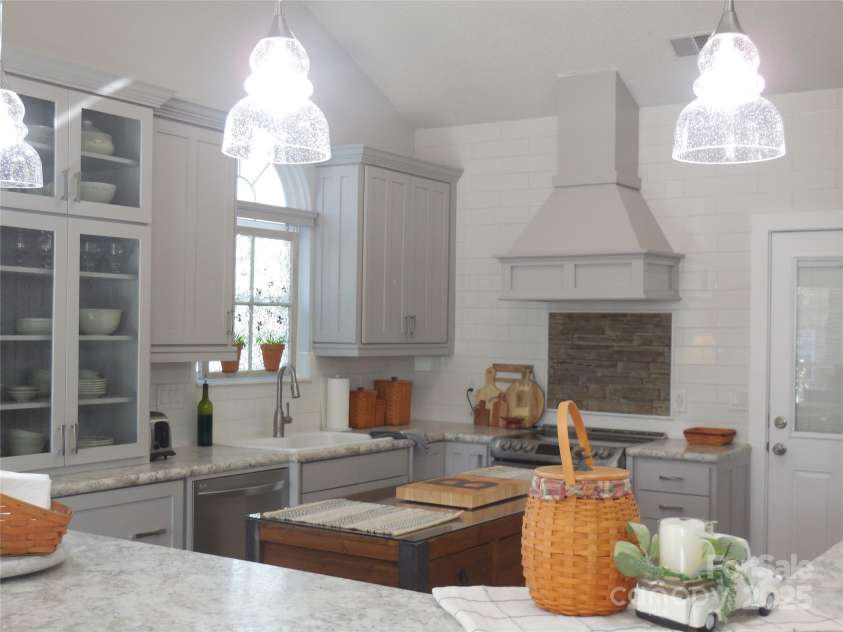 7201 Scarlet Runner Drive, Charlotte, NC 28215.  MLS# CAR4214914, YatesRealty ID 717. 