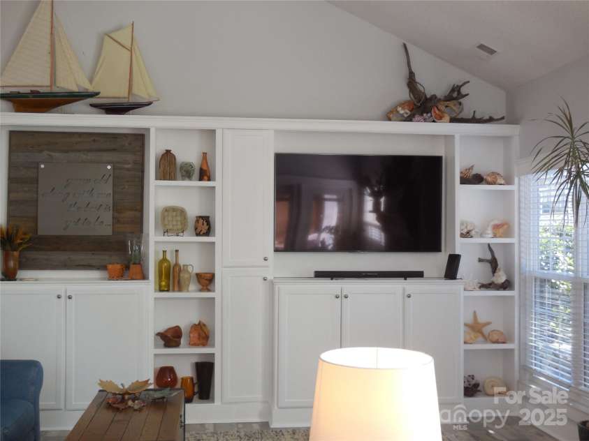 7201 Scarlet Runner Drive, Charlotte, NC 28215.  MLS# CAR4214914, YatesRealty ID 717. 