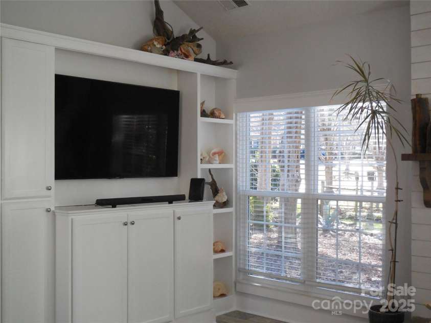 7201 Scarlet Runner Drive, Charlotte, NC 28215.  MLS# CAR4214914, YatesRealty ID 717. 