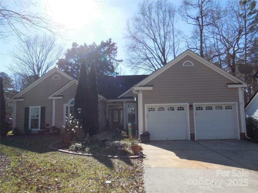 7201 Scarlet Runner Drive, Charlotte, NC 28215.  MLS# CAR4214914, YatesRealty ID 717. 