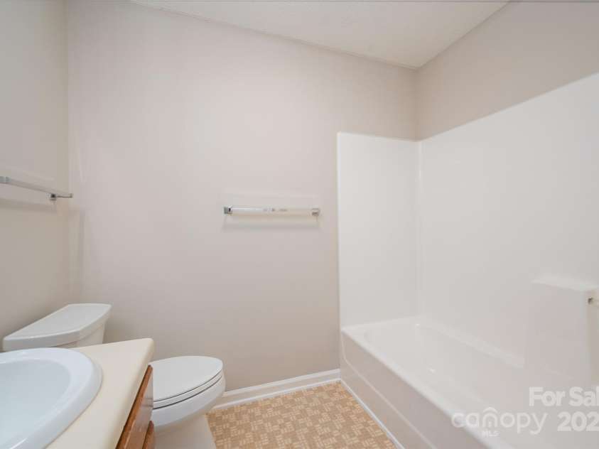 1532 Hunt Club Court, Rock Hill, SC 29732.  MLS# CAR4243008, YatesRealty ID 7173. Full bathroom 2
