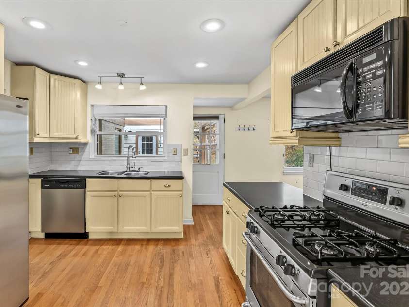 80 Fairway Road, Asheville, NC 28804.  MLS# CAR4213797, YatesRealty ID 7177. 