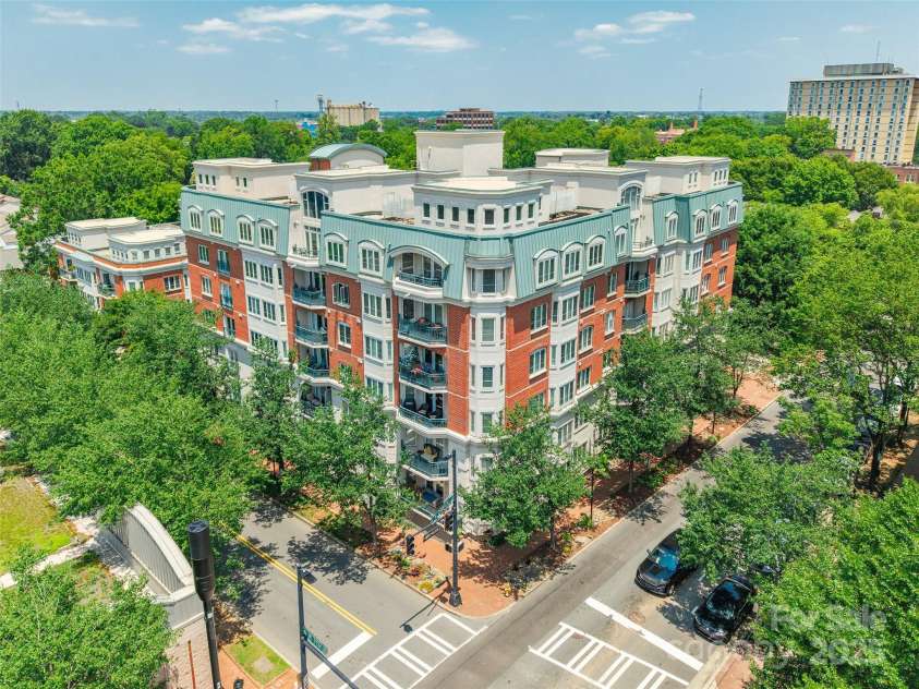 401 Church Street, Charlotte, NC 28202.  MLS# CAR4267557, YatesRealty ID 7178. 