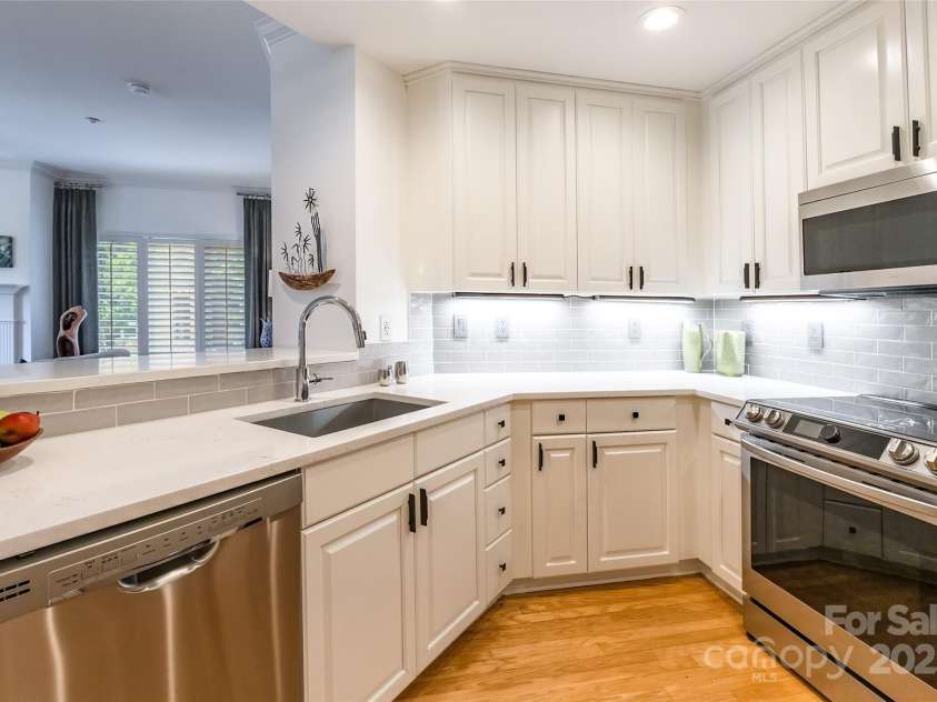 401 Church Street, Charlotte, NC 28202.  MLS# CAR4267557, YatesRealty ID 7178. 