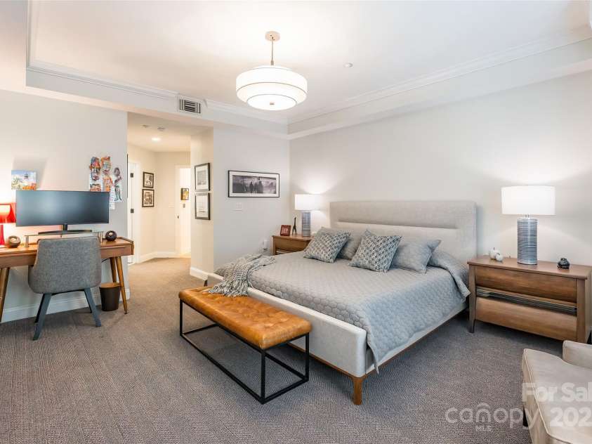 401 Church Street, Charlotte, NC 28202.  MLS# CAR4267557, YatesRealty ID 7178. 