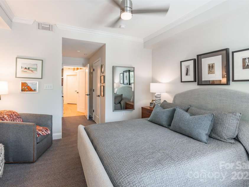 401 Church Street, Charlotte, NC 28202.  MLS# CAR4267557, YatesRealty ID 7178. 