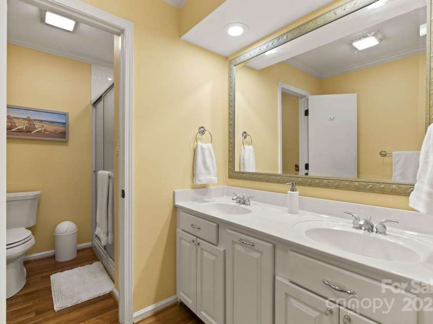 922 Hawthorne Drive, Lenoir, NC 28645.  MLS# CAR4246497, YatesRealty ID 7179. Guest bath