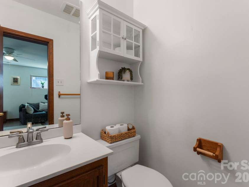 1432 Jules Court, Charlotte, NC 28226.  MLS# CAR4355299, YatesRealty ID 7181. Half bath in lower level