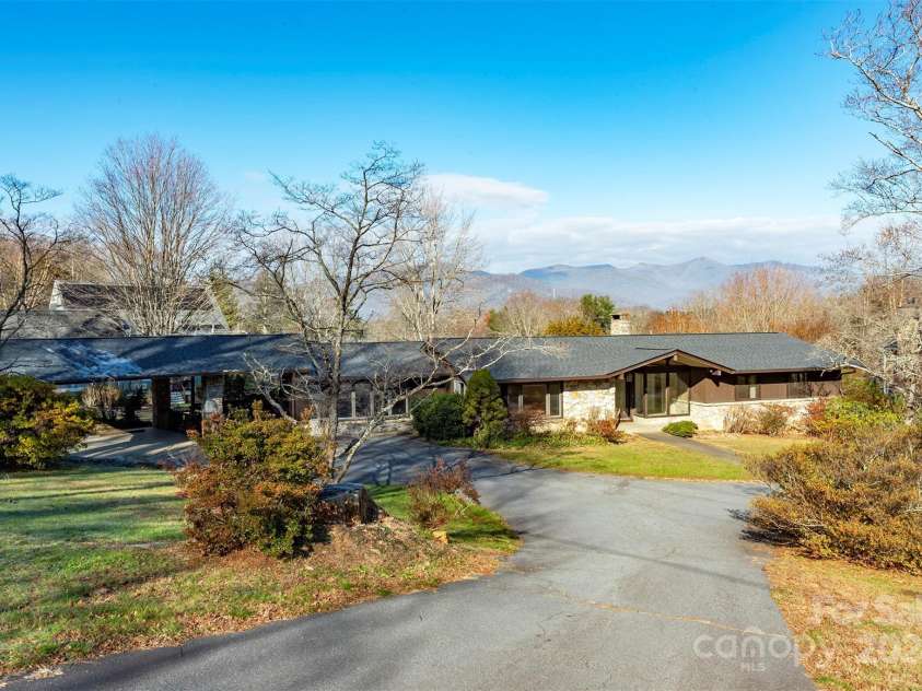 208 Dogwood Lane, Black Mountain, NC 28711.  MLS# CAR4204855, YatesRealty ID 7181. 