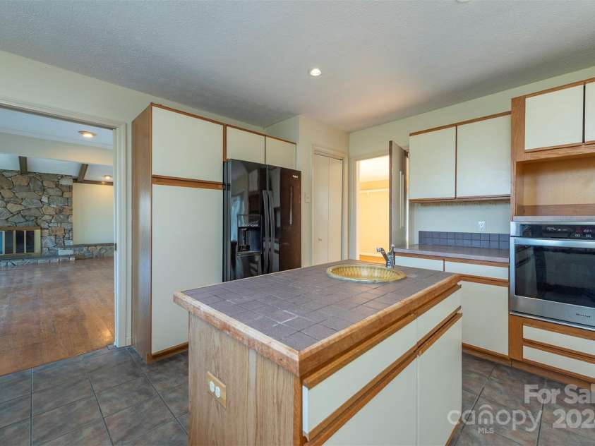 208 Dogwood Lane, Black Mountain, NC 28711.  MLS# CAR4204855, YatesRealty ID 7181. 