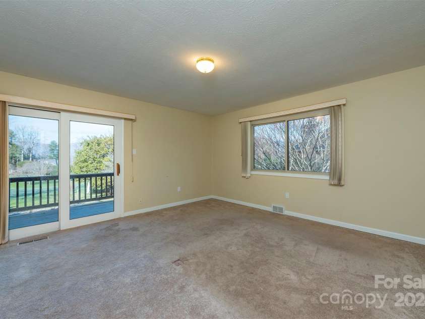 208 Dogwood Lane, Black Mountain, NC 28711.  MLS# CAR4204855, YatesRealty ID 7181. 