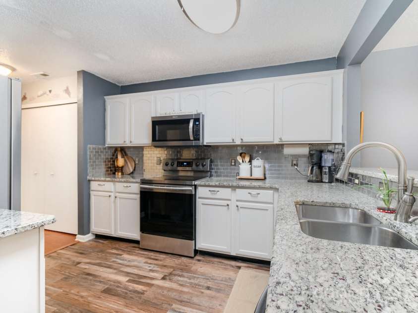 2005 Dunsmore Lane, Waxhaw, NC 28173.  MLS# CAR4280309, YatesRealty ID 7184. Granite Countertops