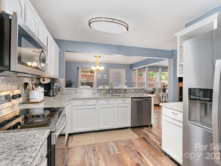 2005 Dunsmore Lane, Waxhaw, NC 28173.  MLS# CAR4280309, YatesRealty ID 7184. Renovated Kitchen