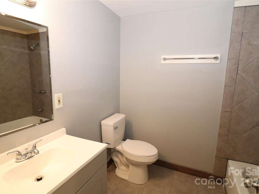 410 Clinton Drive, Kings Mountain, NC 28086.  MLS# CAR4156831, YatesRealty ID 7185. Hall Bath