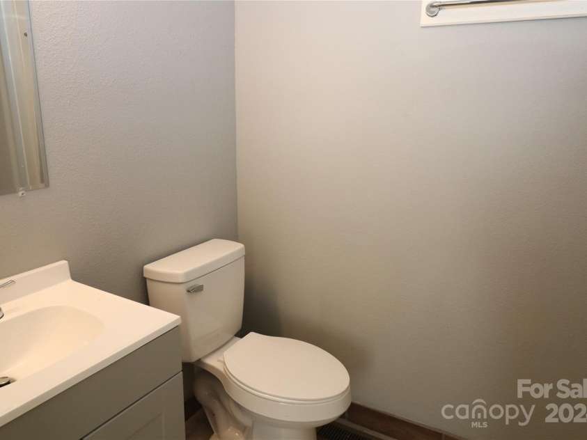 410 Clinton Drive, Kings Mountain, NC 28086.  MLS# CAR4156831, YatesRealty ID 7185. Primary Bath