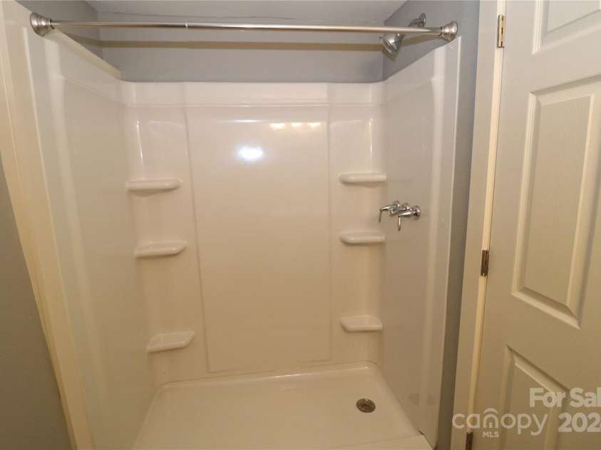 410 Clinton Drive, Kings Mountain, NC 28086.  MLS# CAR4156831, YatesRealty ID 7185. Primary Bath