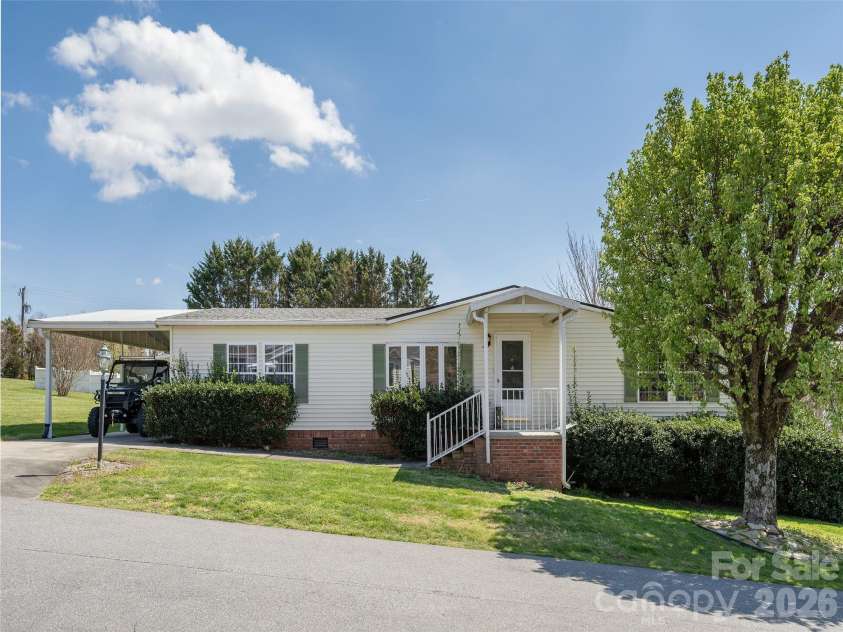 4 Marjorie Lane, Hendersonville, NC 28792.  MLS# CAR4361596, YatesRealty ID 7186. 