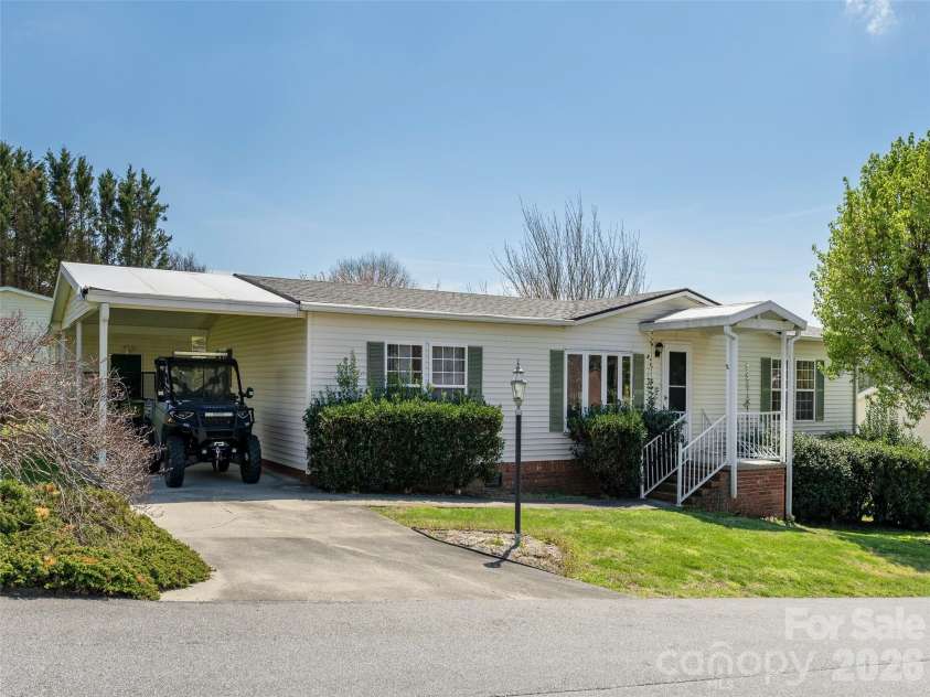 4 Marjorie Lane, Hendersonville, NC 28792.  MLS# CAR4361596, YatesRealty ID 7186. 