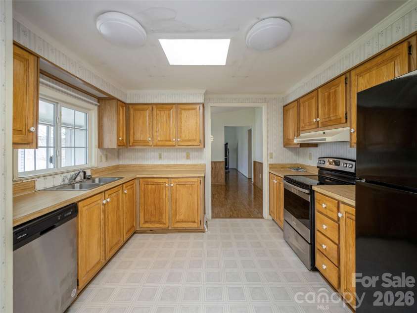 4 Marjorie Lane, Hendersonville, NC 28792.  MLS# CAR4361596, YatesRealty ID 7186. 
