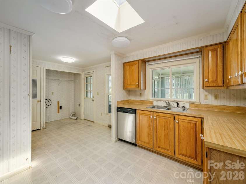 4 Marjorie Lane, Hendersonville, NC 28792.  MLS# CAR4361596, YatesRealty ID 7186. 