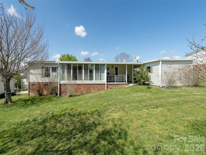 4 Marjorie Lane, Hendersonville, NC 28792.  MLS# CAR4361596, YatesRealty ID 7186. 