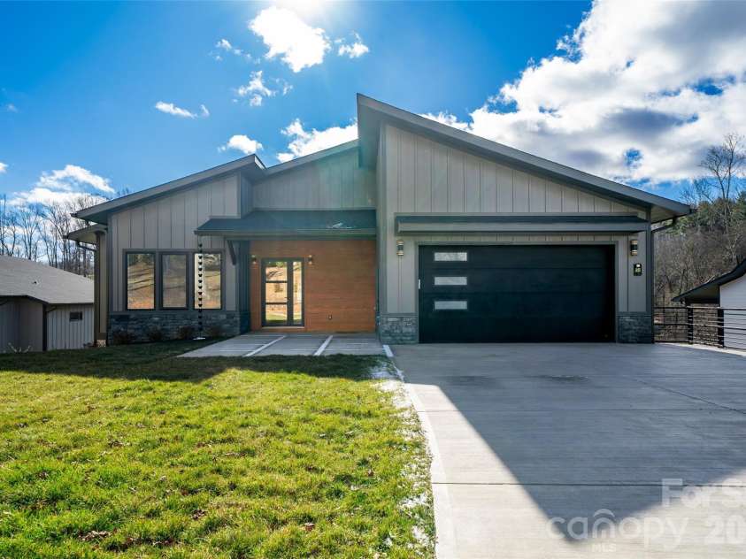 25 George Allen Ridge, Arden, NC 28704.  MLS# CAR4337077, YatesRealty ID 7190. 