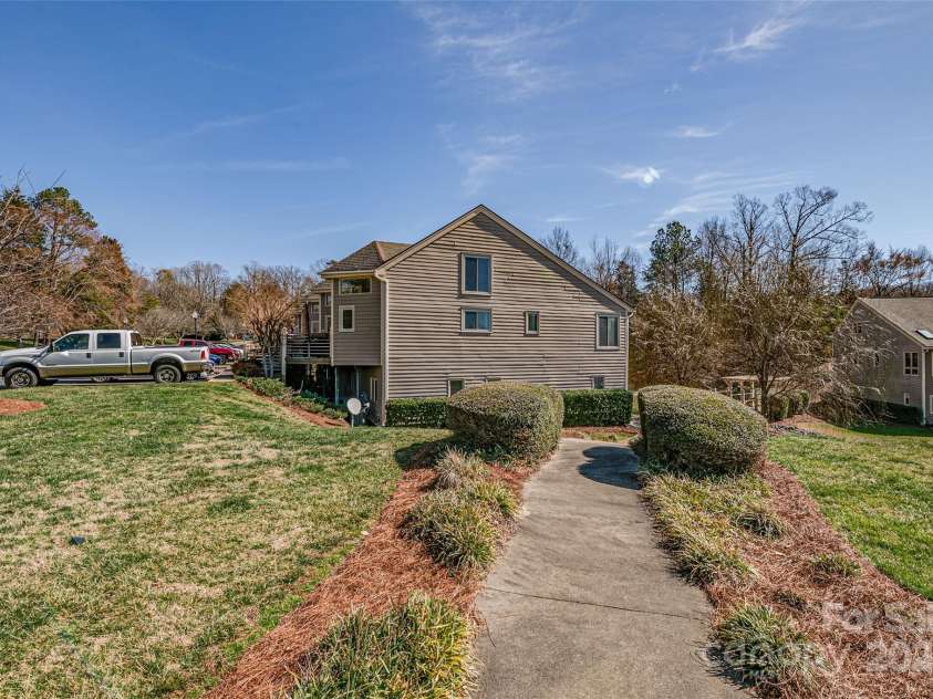 14106 Yachtsman Harbor Drive, Charlotte, NC 28278.  MLS# CAR4221329, YatesRealty ID 7195. An amazing walkable community!