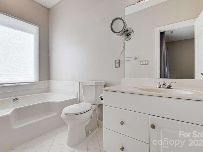 14106 Yachtsman Harbor Drive, Charlotte, NC 28278.  MLS# CAR4221329, YatesRealty ID 7195. Jetted tub in this bedroom.