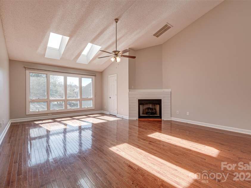 14106 Yachtsman Harbor Drive, Charlotte, NC 28278.  MLS# CAR4221329, YatesRealty ID 7195. Main floor has soaring vaulted ceilings filled with natural light. Entertainment-friendly floor plan with hardwood floors, gas fireplace, skylights, turtle pond view, and premium window blind.