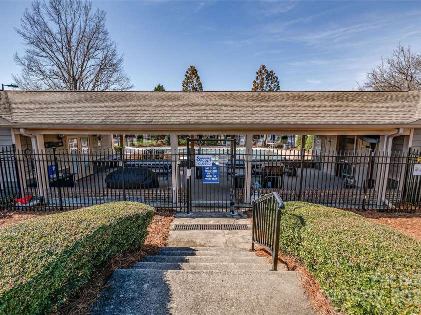 14106 Yachtsman Harbor Drive, Charlotte, NC 28278.  MLS# CAR4221329, YatesRealty ID 7195. The community has an active social committee that hosts numerous social and football events in the clubhouse.